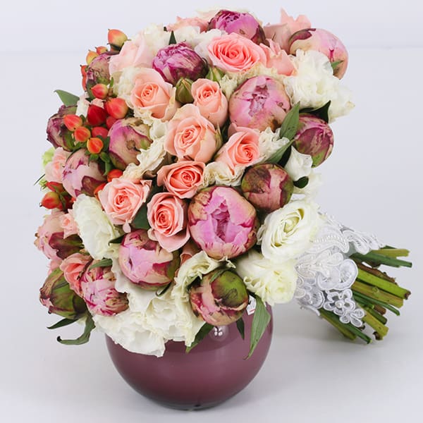 Queen Bridal Bouquet Wedding Bridal Bouquet made with of mix flowers.