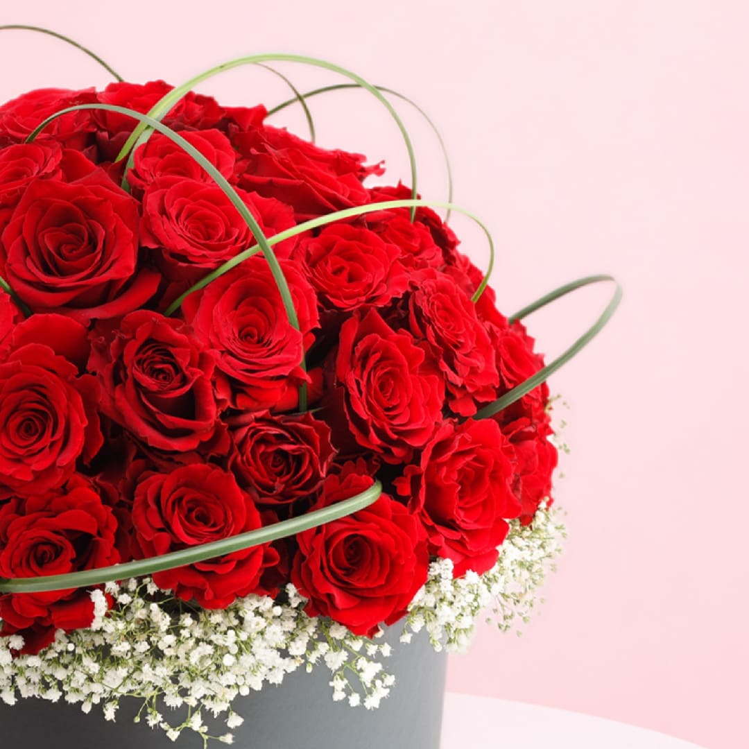 box-of-red-roses-with-steel-grass-2026_03
