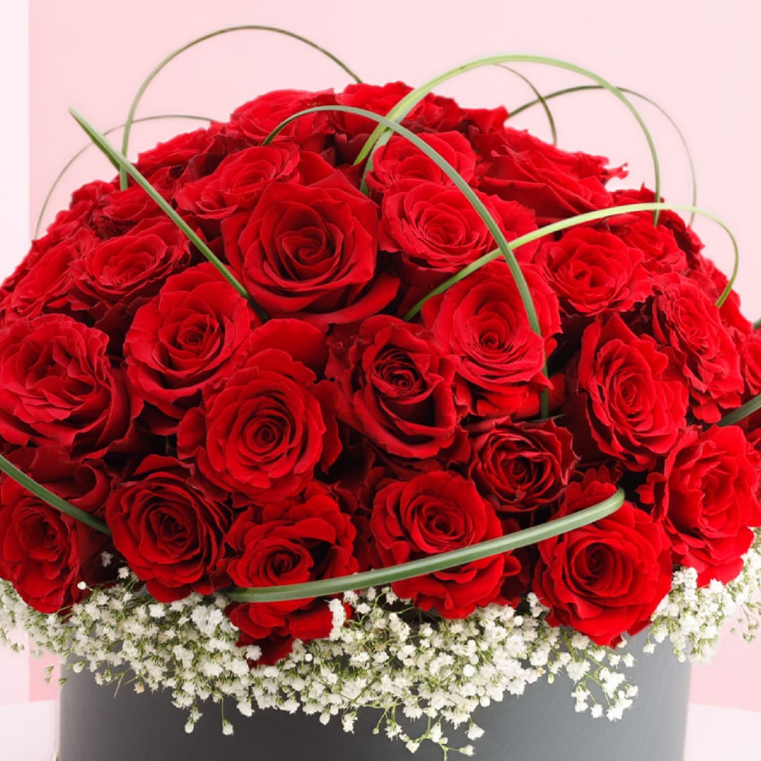 box-of-red-roses-with-steel-grass-2026_04