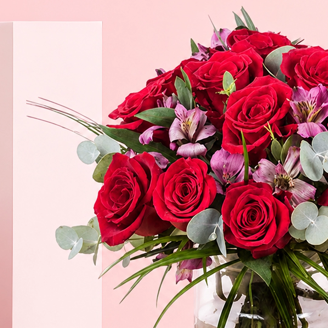 dazzling-romance-of-red-roses-in-vase_2026_02