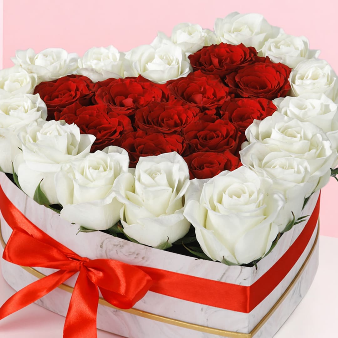 red-white-roses-in-heart-shaped-box-2026_04