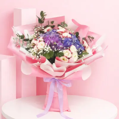 Hand bouquet composed of 2 hydrangeas and 8 spray roses in various colors, embodying peace and the essence of nature.