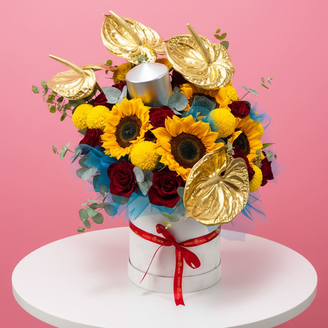 Radiant-Festive-Glow-Gift-set-15-10 A bouquet of vibrant sunflowers and delicate roses arranged in a white box.