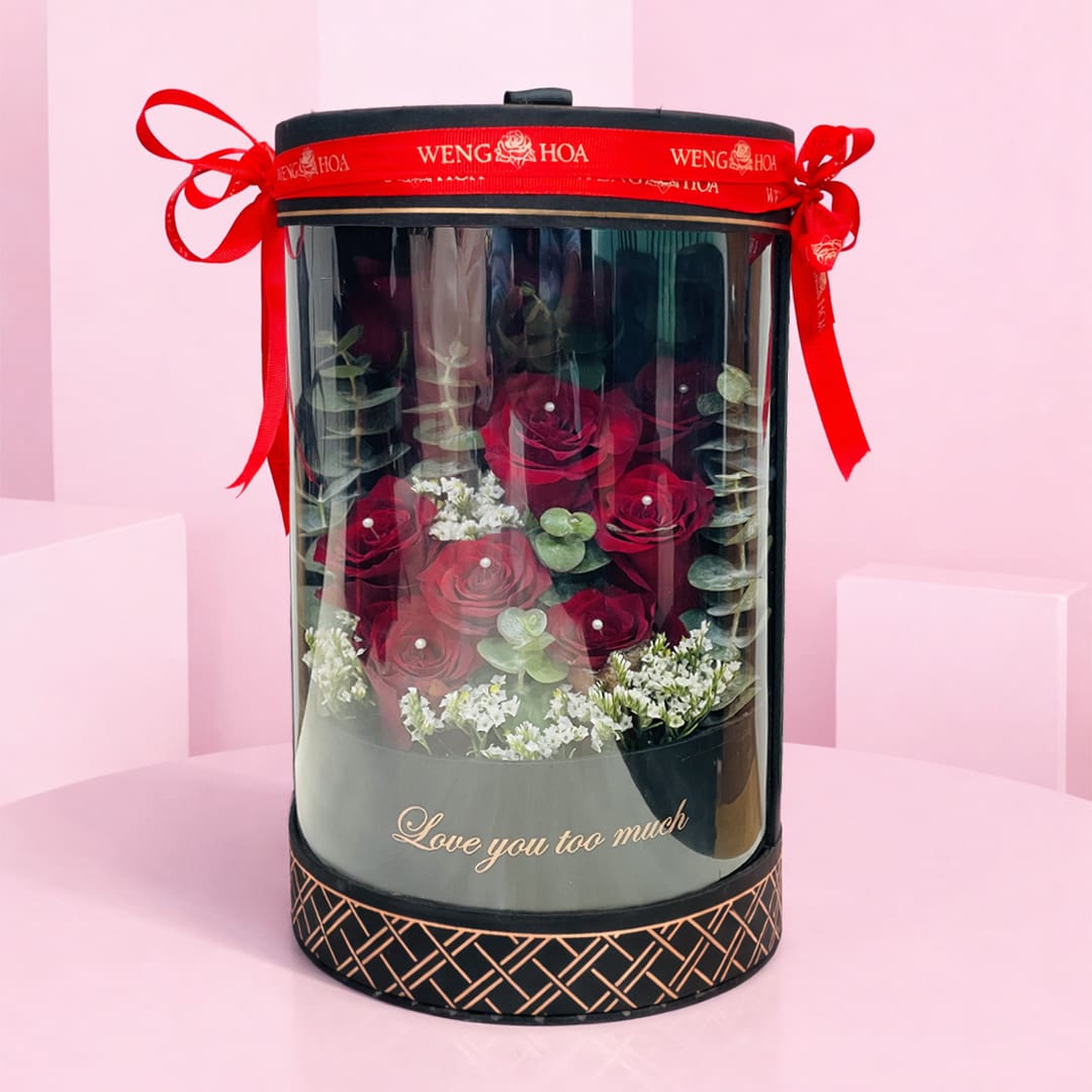 forever-love-luxury-rose-box-2026 A glass box containing vibrant red roses, elegantly arranged for display.