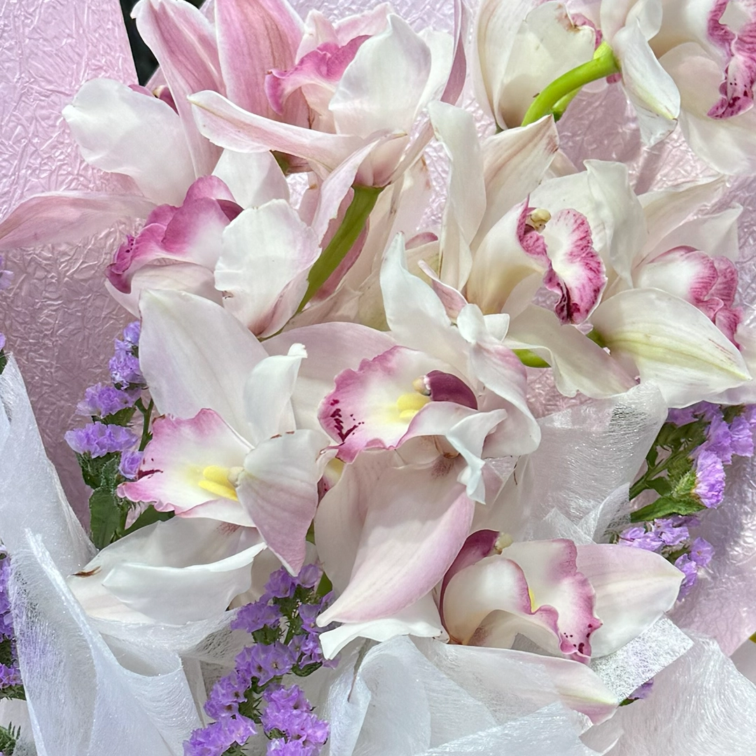 5-dual-tone-cymbidium-orchid-bouquet_04