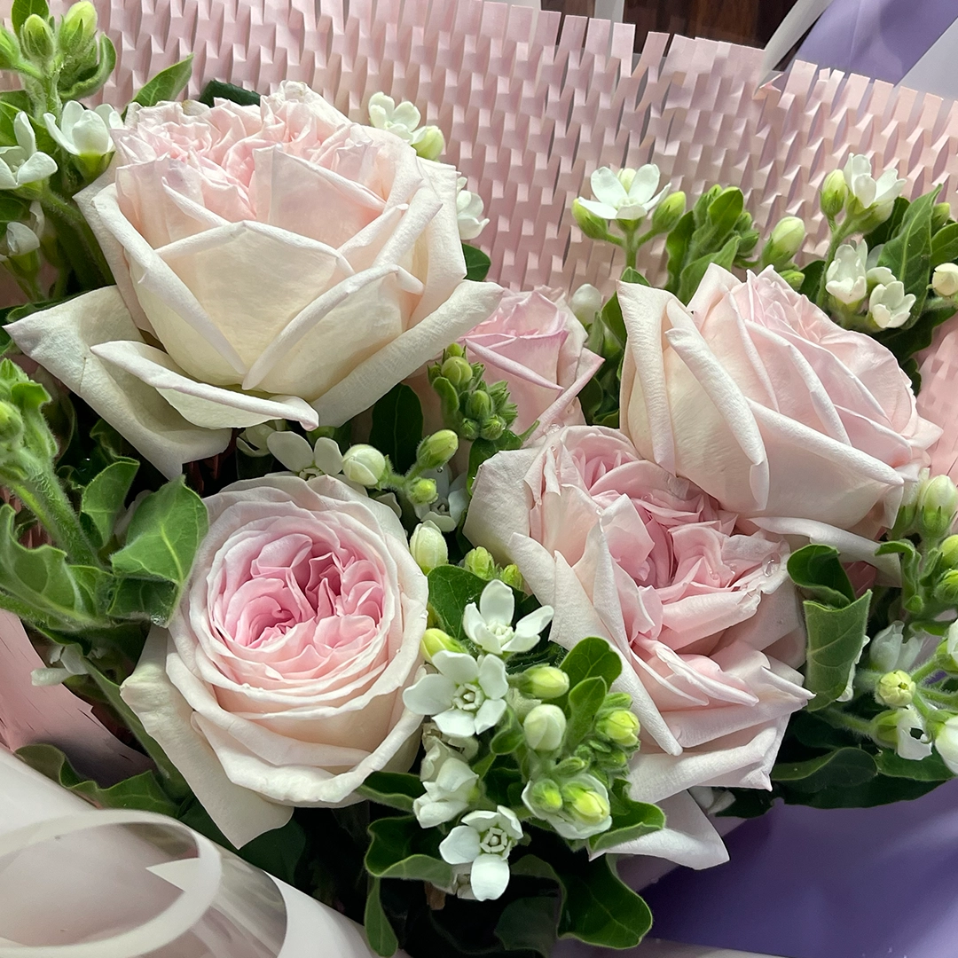 rosy-white-stock-bouquet_05